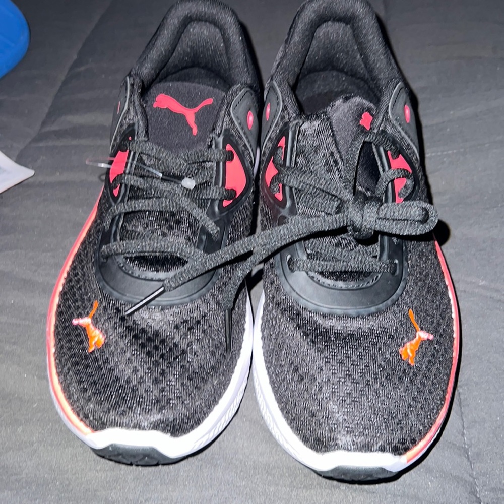 Woman brand new puma tennis shoes size 7